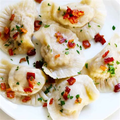  Pierogi z mięsem - Zapiekane w aromatycznym sosie i udekorowane świeżą natką pietruszki!