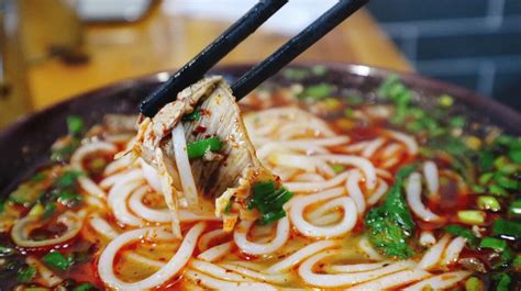  Spicy Zunyi Noodle Soup: Czy gotowe na eksplozję aromatów i tekstur w każdej łyżce?!