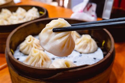  Anqing Xiaolongbao: Czy Znasz Już Ten Pikantny Miód Smaku Ukryty w Cienkim Ciasto?