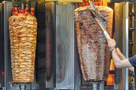  Cag Kebab – Soczyste mięso w idealnej kompozycji z pikantnym sosem i chrupiącym chlebem pita!