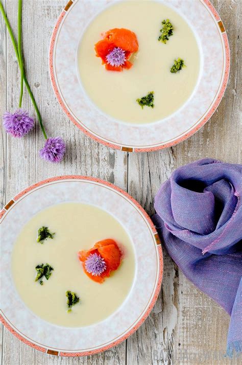  Chłodny Soup z Kontynentu - Czy Potrafisz Znieść Pikantne Uderzenie Złotego Kogucika?