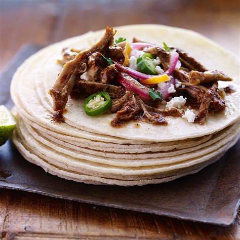  Cochinita Pibil:  Delikatne mięso w pikantnej marynacie z nutą cytrusów i dymu!