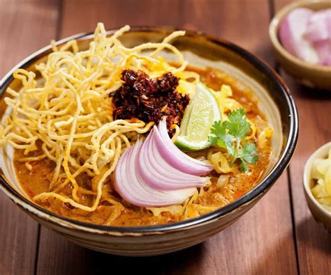  Khao Soi - Zupa curry z makaronem i chrupiącymi dodatkami! 