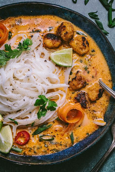  Khao Soi: Odkryj kremową, aromatyczną i pikantną zupę tajską z curry i makaronem!