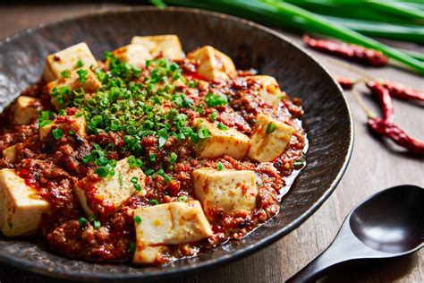  Mapo Tofu z Jilin: Czy Ostre Smaki i Kremowa Konsystencja Mogą Tworzyć Idealne Połączenie?