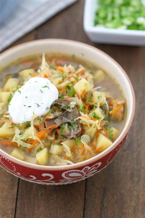  Shchi! A Hearty Soup Bursting with Tangy Flavor and Fresh Vegetable Brilliance