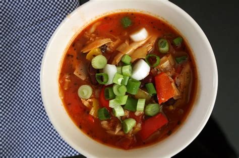  Soto Ayam - Pikantna Zupa z Kurczakiem i Orzeźwiającą Lemongrassową Nutą!