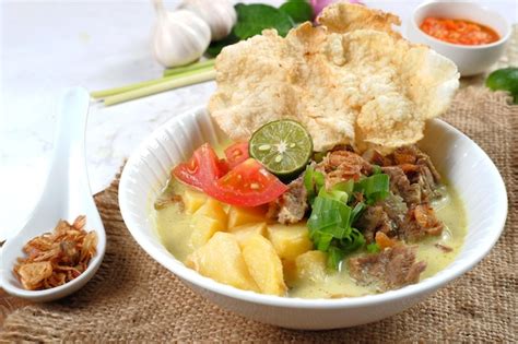  Soto Betawi: Kremek i pikantny sos w jednej, niepowtarzalnej symfonii smaków!