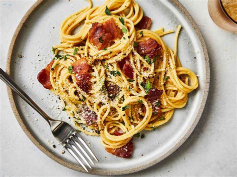  Spaghetti alla Carbonara - Wykwintny Włoski Delikates Z Niesamowitymi Serami I Krzepkim Boczkiem