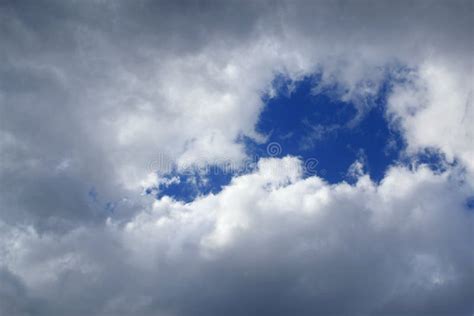 今日の天気 麻生区 - 雲の隙間から見える未来